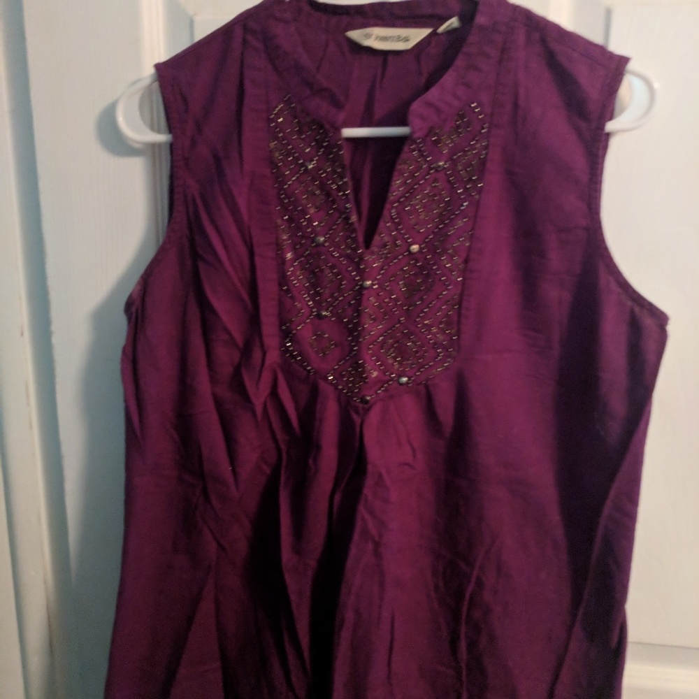 Great top! Nice rich plum color with copper accent